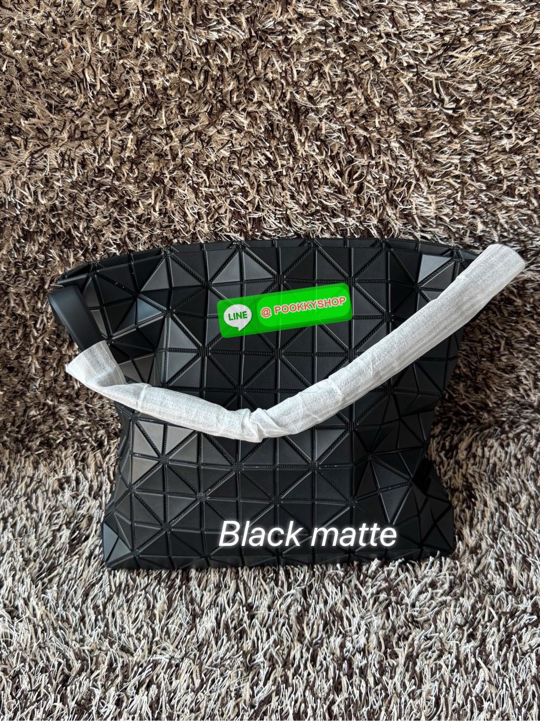Baobao Issey Miyake Large Baguette เป็นกระเป๋าที่ดูมีมิติและสวยงามด้วยรูปทรงของมัน ซึ่งหูกระเป๋าจะมีความกว้างขึ้นไหล่ได้ได้แบบสบายๆ ใส่ของได้เยอะ ปากกระเป๋ามีช่องซิป ด้านในมีช่องใส่ของเพิ่ม สะดวกสบายพกพาไปได้ทุกที่ รูปทรงกนฃระเป๋าทำให้ดูเรียบง่ายยิ่งขึ้น