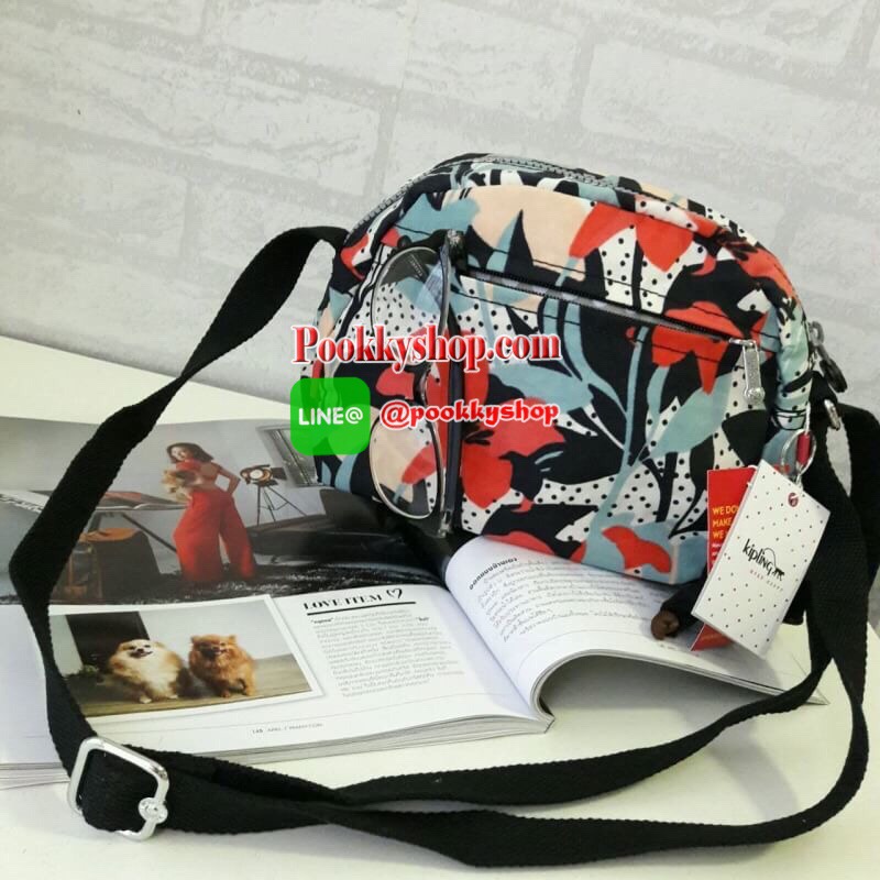 พร้อมส่ง KIPLING mini handbag k15313 กระเป๋าสะพายสุดน่ารัก ด้วยทรงกระเป๋าที่แสนจะน่ารัก มีความโค้งมน ขนาดกำลังดี ใช้งานง่ายๆในทุกวันของคุณ มีช่องด้านหน้าเปิดปิดง่ายด้วยตีนตุ้กแก และช่องอเนกประสงค์ปิดมิดด้วยซิป พร้อมพวงกุญแจน้องลิงอันเป็นเอกลักษณ์ของแบรนด์