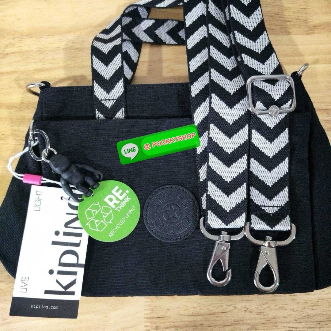 Kipling Kanaan กระเป๋าถือหรือสะพาย ขนาดเล็ก กะทัดรัด ดีไซน์เรียบ หรู วัสดุ ด้านนอก Nylon+ ซับใน Recycled Polyester มีช่องแยกใช้งานหลายช่อง ประกอบด้วย -ช่องซิแด้านหน้า 1 ช่อง -ช่องใช้งานหลักด้านใน 1 ช่อง พร้อมช่องแยกจัดเก็บ และ ช่องซิปย่อย -ด้้านหลังมีช่อง