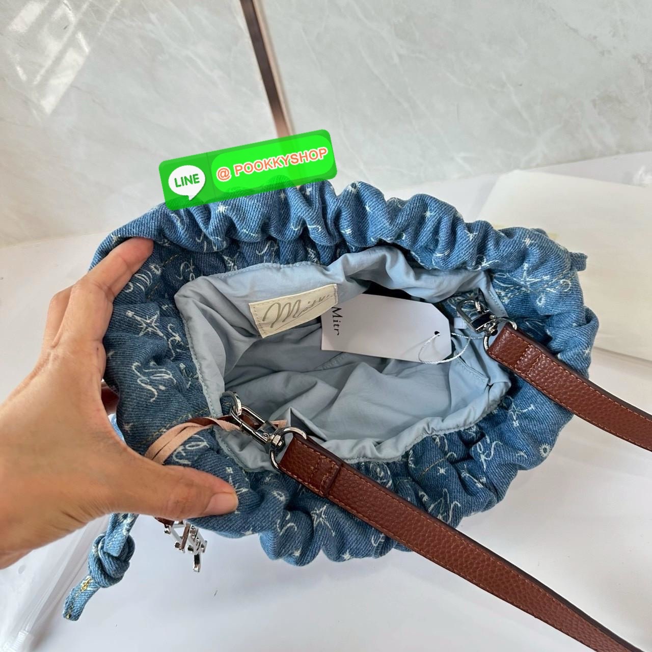 Mitr scrunchy bag 🔖กระเป๋ายีนส์สุดน่ารักเนื้อนุ่มพิมพ์ลาย Monogram ของ Mitr จุของได้เยอะรูปทรงแบบรูดได้ น้ำหนักเบาสุดๆ สะพายเป็น Shoulder Bag หรือถอดสายและถือเป็น Clutch Bag ก็ได้ ดีเทล Charm ห้อยโลหะสีเงิน โดดเด่นสุดๆ