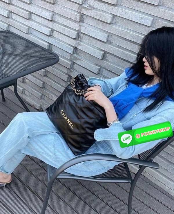 เกินต้านที่สุดกับไอเท็มนี้ Chanel 22 ที่สาวๆหรือใครๆก็ต้องมีแล้ว!! แค่เห็นก็หลงรัก กระเป๋าทรงสวย ดีเทลเรียบแต่มีความหรูแอบซ่อนอยู่ ด้วยดีไซน์สายสะพายโซ่สีทอง และโลโก้อันโดดเด่น วัสดุหนังแกะ สัมผัสดีงามน่าหลงใหลมาก ใช้ได้ง่ายๆไปเลยทุกโอกาส ใช้งานได้สะดวก ม
