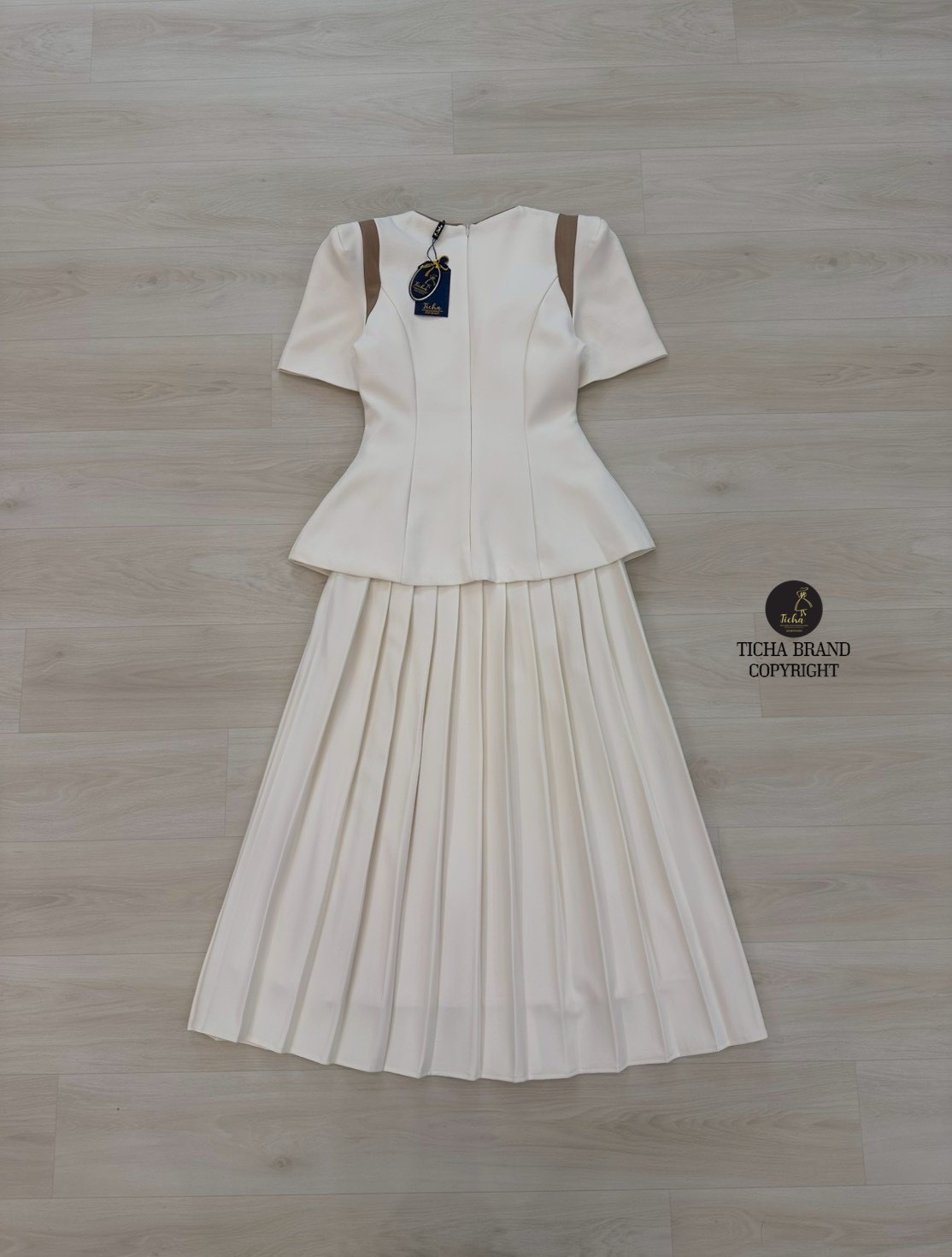 ชุดเซทแฟชั่น Set 2ชิ้น เสื้อ+กระโปรงยาว เสื้อแขนสั้นสีครีมคอกลมแต่งกุ้นสีน้ำตาลช่วงคอและตัวเสื้อ