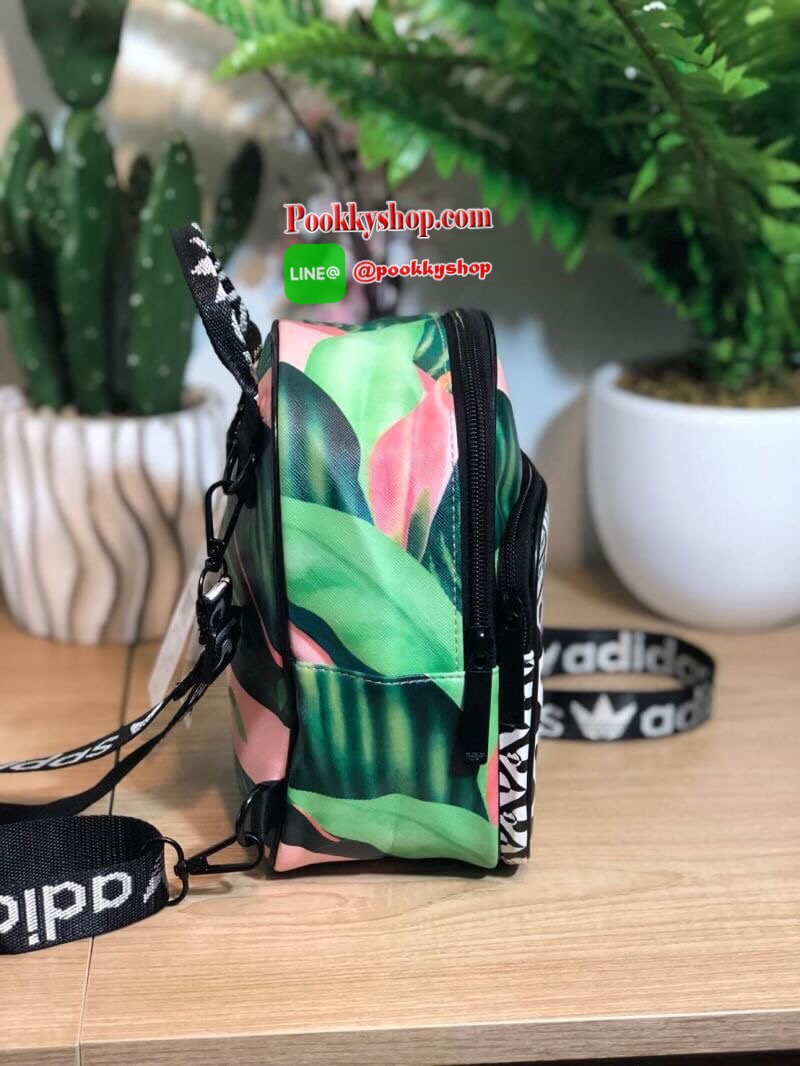 ADIDAS MINI BACKPACK กระเป๋าเป้หรือสะพายหนังPu คุณภาพดี สไตล์ Sport ขนาดมินิ น้ำหนักเบา ด้านหน้ามีโล้โก้และช่องซิป เปิดปิดด้วยซิปสะดวกใช้ หัวซิปแบรนด์ ภายในมีช่องใส่ของ หูจับถนัดมือ สายสะพายปรับได้ตามต้องการ สามารถสะพายเป็นเป้ หรือกระเป๋าสะพาย Crossbody ใ