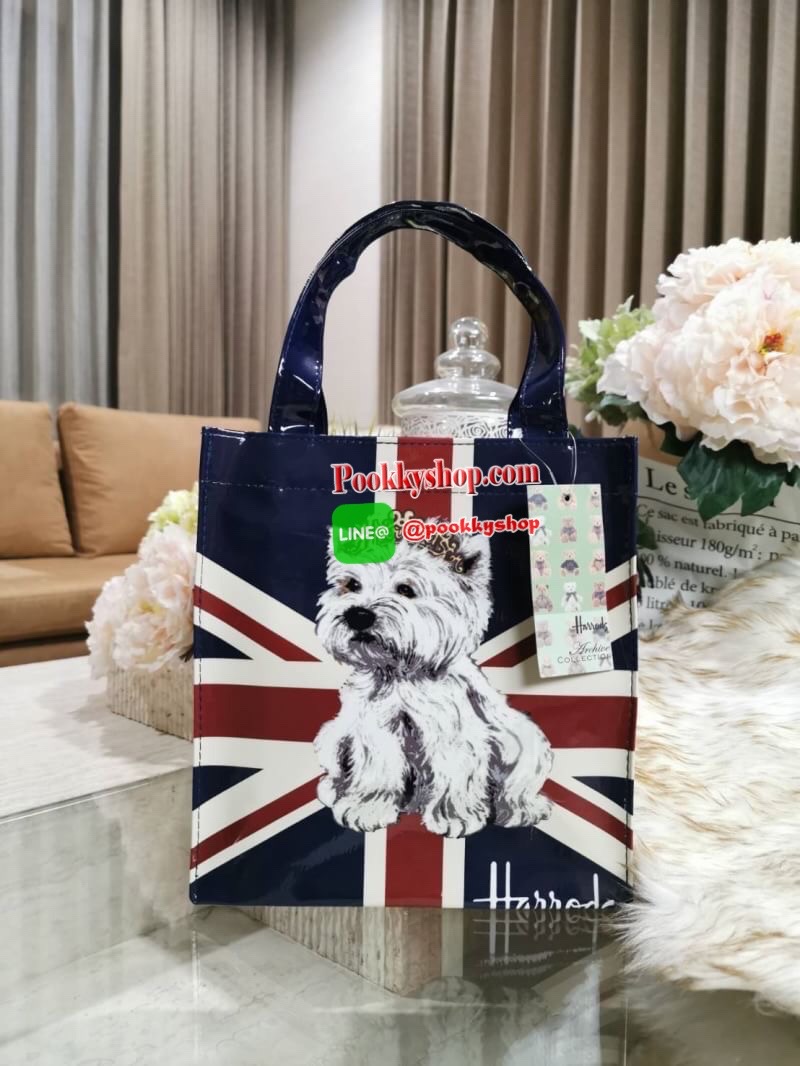 ลายนี้เข้าแล้วนะคะ! พร้อมส่งไอเท็มยอดนิยม! Harrods London Top-handle Shopping Bag กระเป๋า Shopping แบรนด์ดังจากอังกฤษรุ่นยอดนิยมวัสดุ PVC+Polyester 100% ของแท้เนื้อหนาอยู่ทรงกันน้ำ ขนาดกำลังดี น้ำหนักเบา เปิดปิดด้วยซิปสะดวกใช้หัวซิปปั้มโลโก้แบรนด์อะไหล่เง