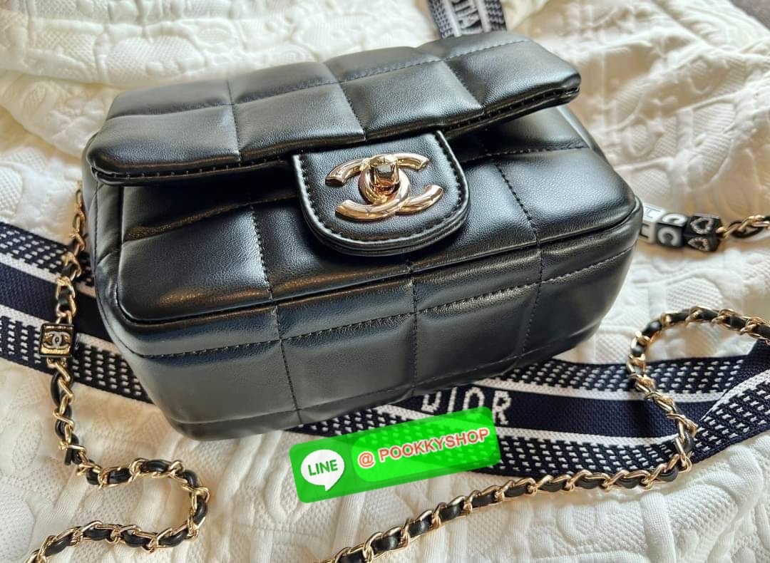 CHANEL SHOULDER BAG WITH CHAIN BAG ((Chanel vip gift make up ตปท.)) 🎁พร้อมส่ง! รุ่นนึ้จะใช้เองหรือซื้อฝากเพื่อนๆ ก็ถูกใจผู้รับเลยค่า หนังแกะสังเคราะห์ หนังดีมีความนิ่มและเงาในตัว สัมผัสคือหลงรักแน่นอนค่ะ🤩 โดดเด่นด้วยสายสะพายร้อยลูกเต๋ามีตั