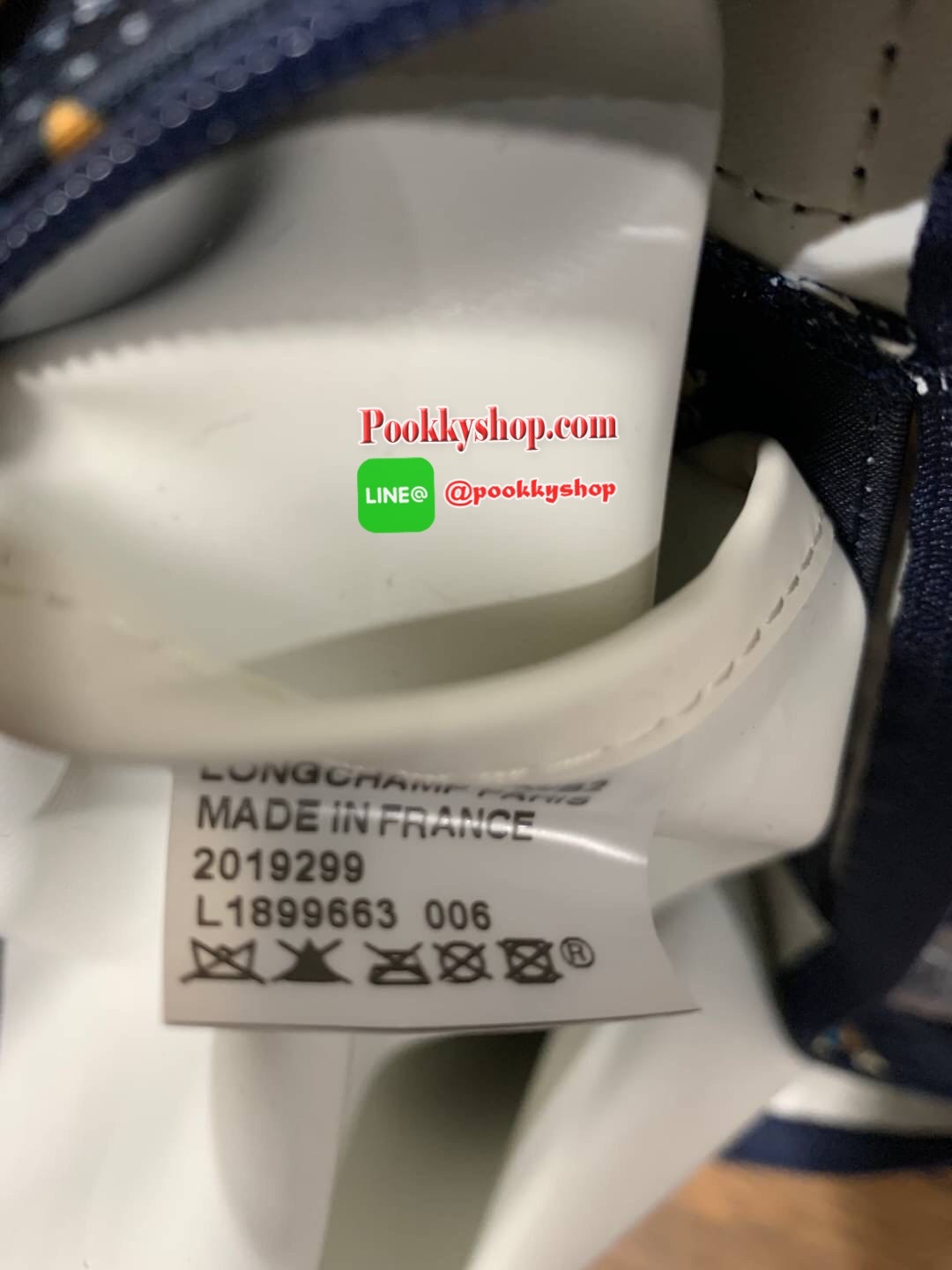 LONGCHAMP KOPEN LE PL CHEVAUX AILES TOTE BAG Size L รุ่นนี้มาพร้อมน้ำหนักที่เบาและความเป็นเฟมินีน จากการประดับกระเป๋าด้วยดาวและหัวใจดวงเล็กๆหลากสีสัน ล้อมรอบด้วยม้าอันเป็นสัญลักษณ์ของ Longchamp ดีไซน์นี้จึงเกิดเป็นรูปเสมือนนางฟ้าโดยการเปลี่ยนม้าให้เป็นปีก