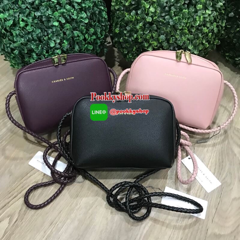 Don’t Miss! NEW ARRIVAL! CHARLES & KEITH SMALL CLASSIC CROSSBODY BAG กระเป๋าสะพายทรงเหลี่ยมรุ่นชนช็อปขนาดกำลังดีหนังสวยอยู่ทรงมีเทคเจอร์ เปิดปิดด้วยซิปหัวซิปแบรนด์ สามารถใส่ iphone ของใช้ได้เยอะมาพร้อมสายสะพายหนังถัก Crossbody ได้ เป็นอีกหนึ่งรุ่น Best Se
