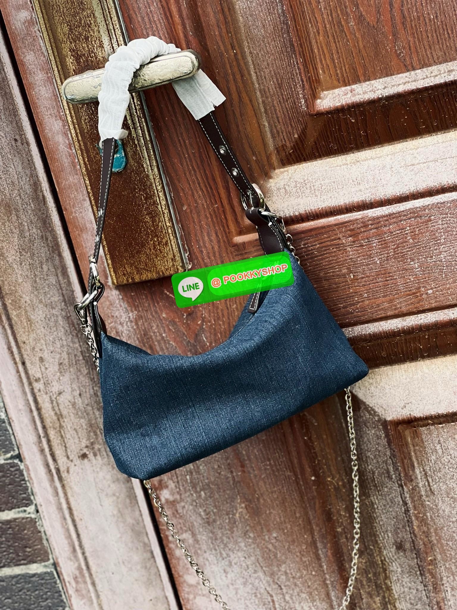 **สินค้าเข้าใหม่** ทางนี้ค่าาสาวๆ สวยเกินจะห้ามใจไหว! NEW IN! PRADA HOBO HANDBAG//SHOULDER DENIM BAG 🔖พร้อมส่งา แม่ค้าเองก็จับไม่วางแล้ว1ค่าา สวยจริงๆ กับPrada denim วัสดุยีนส์หนานิ่มตัดขอบหนังอย่างดี ทรงสวยมากๆค่ะ หูหิ้วสายหนังในตัว คล้องไหล่ได้