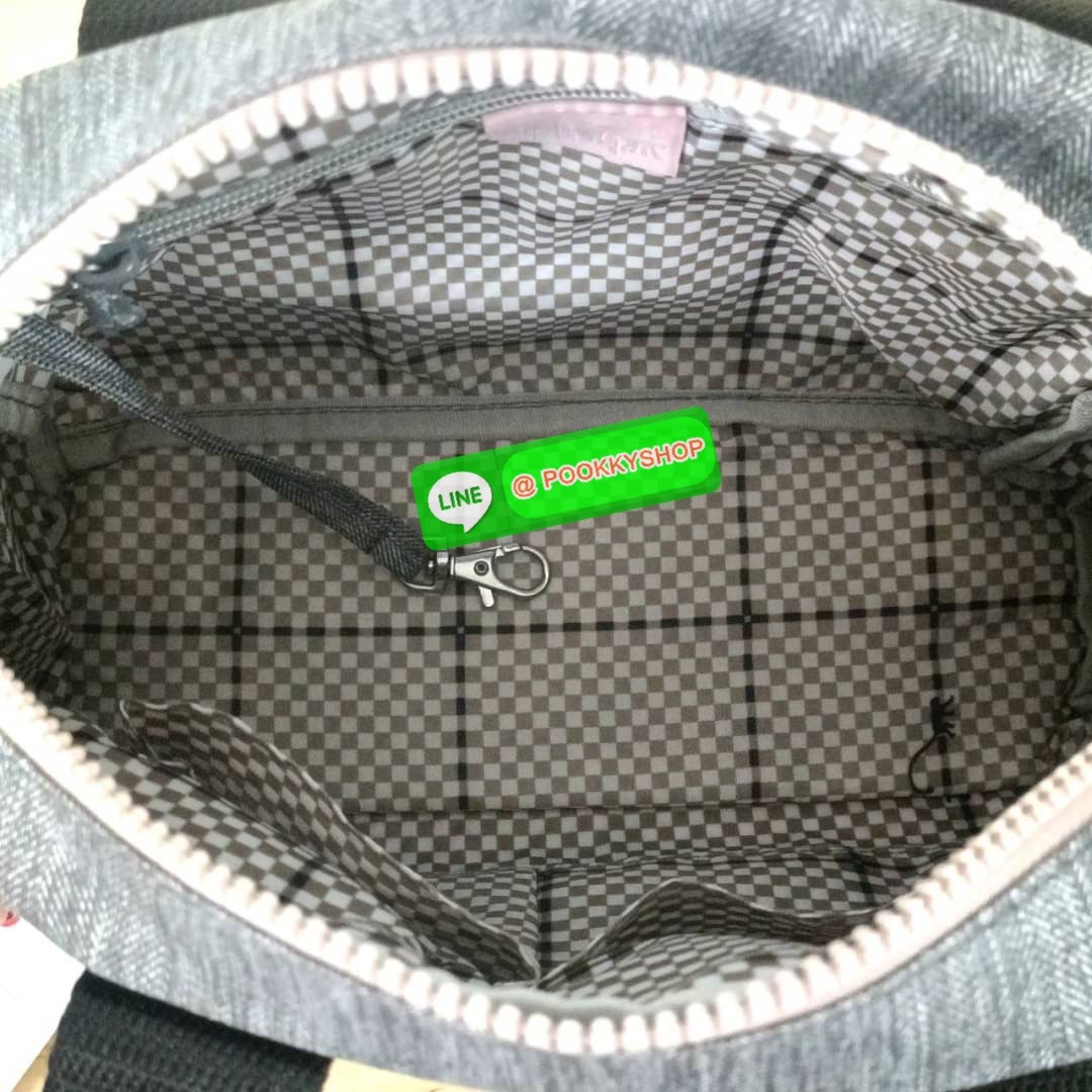 Kipling K1006 Handbag กระเป๋าถือหรือสะพาย วัสดุ Polyester 100% รุ่นใหม่ มีให้เลือกทั้งแบบเรียบ และ ลายน่ารัก มีช่องแยกด้านหน้า 2 ช่อง ช่องหลักโล่งกว้าง พร้อมช่อง pocket แยก 2 ช่อง ใช้งานได้ครบครัน สามารถสตางค์ใบยาวได้ ขนาดกำลังดี จะใช้ทำงาน ไปเรียน หรือ ถ