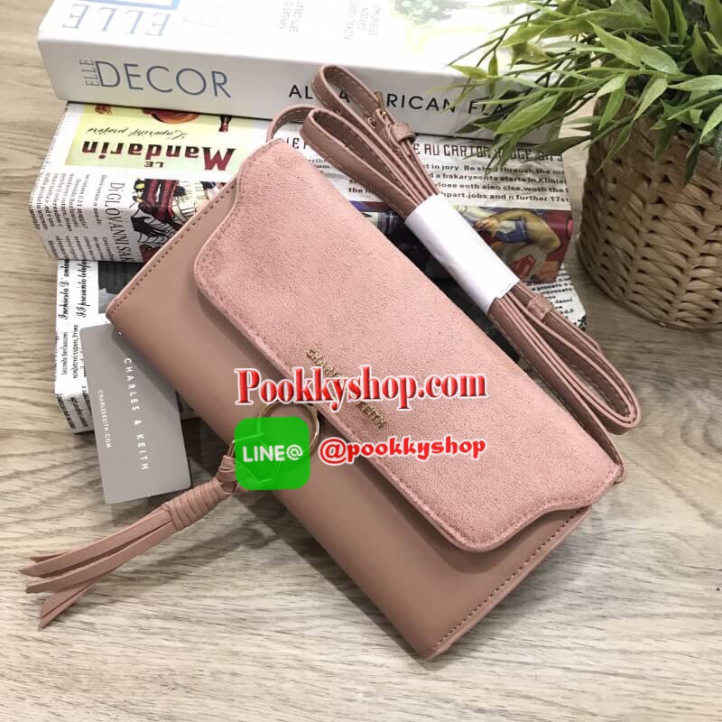 Don't Miss! CHARLES&KEITH WALLET กระเป๋าคลัชรุ่นใหม่ล่าสุดแบบชนช็อปเปิดปิดด้วยฝาปิดกำมะหยี่กระดุมแม่เหล็กประดับพู่หนังดูมีดีเทล ด้านหน้ามีโลโก้แบรนด์ ภายในมีทั้งช่องซิปและช่องใส่บัตรหลายช่องสามารถใส่ธนบัตร มือถือ เหรียญและบัตรได้เยอะ ด้านหลังมีอีก1ช่