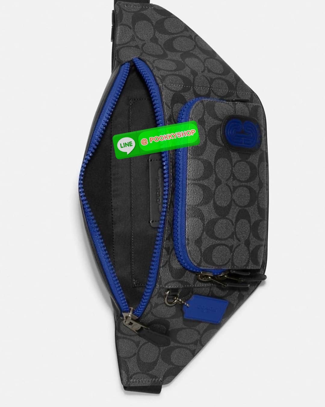 Coach C019 – Charter Belt Bag With Patch (Khaki Green Multi) ใบนี้คือจังหวะสนุกของสีธรรมชาติกับความเท่ที่ใช้งานได้จริง “คาดไว้ไม่ได้แค่ของ…แต่คาดไว้คือสไตล์ที่ไม่ซ้ำใคร” Coach C019 รุ่น Charter Belt Bag โทน Khaki/Green พร้อมโลโก้ Coach Leatherware Patch ข