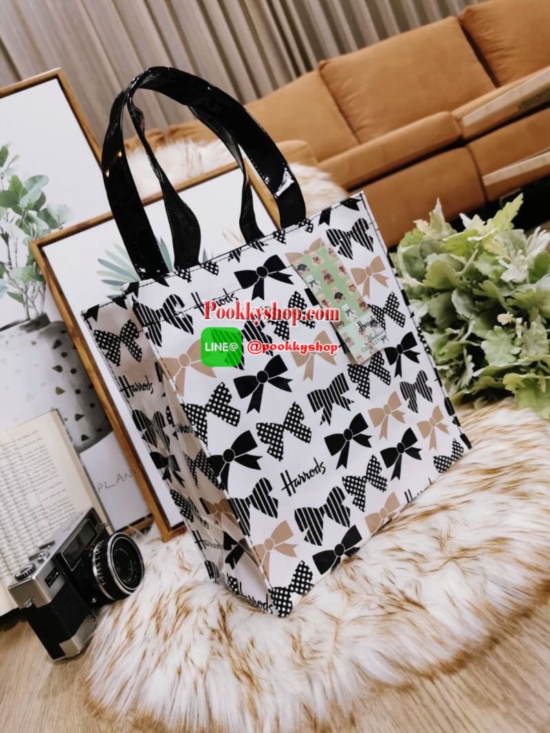 ลายนี้เข้าแล้วนะคะ! พร้อมส่งไอเท็มยอดนิยม! Harrods London Top-handle Shopping Bag กระเป๋า Shopping แบรนด์ดังจากอังกฤษรุ่นยอดนิยมวัสดุ PVC+Polyester 100% ของแท้เนื้อหนาอยู่ทรงกันน้ำ ขนาดกำลังดี น้ำหนักเบา เปิดปิดด้วยซิปสะดวกใช้หัวซิปปั้มโลโก้แบรนด์อะไหล่เง