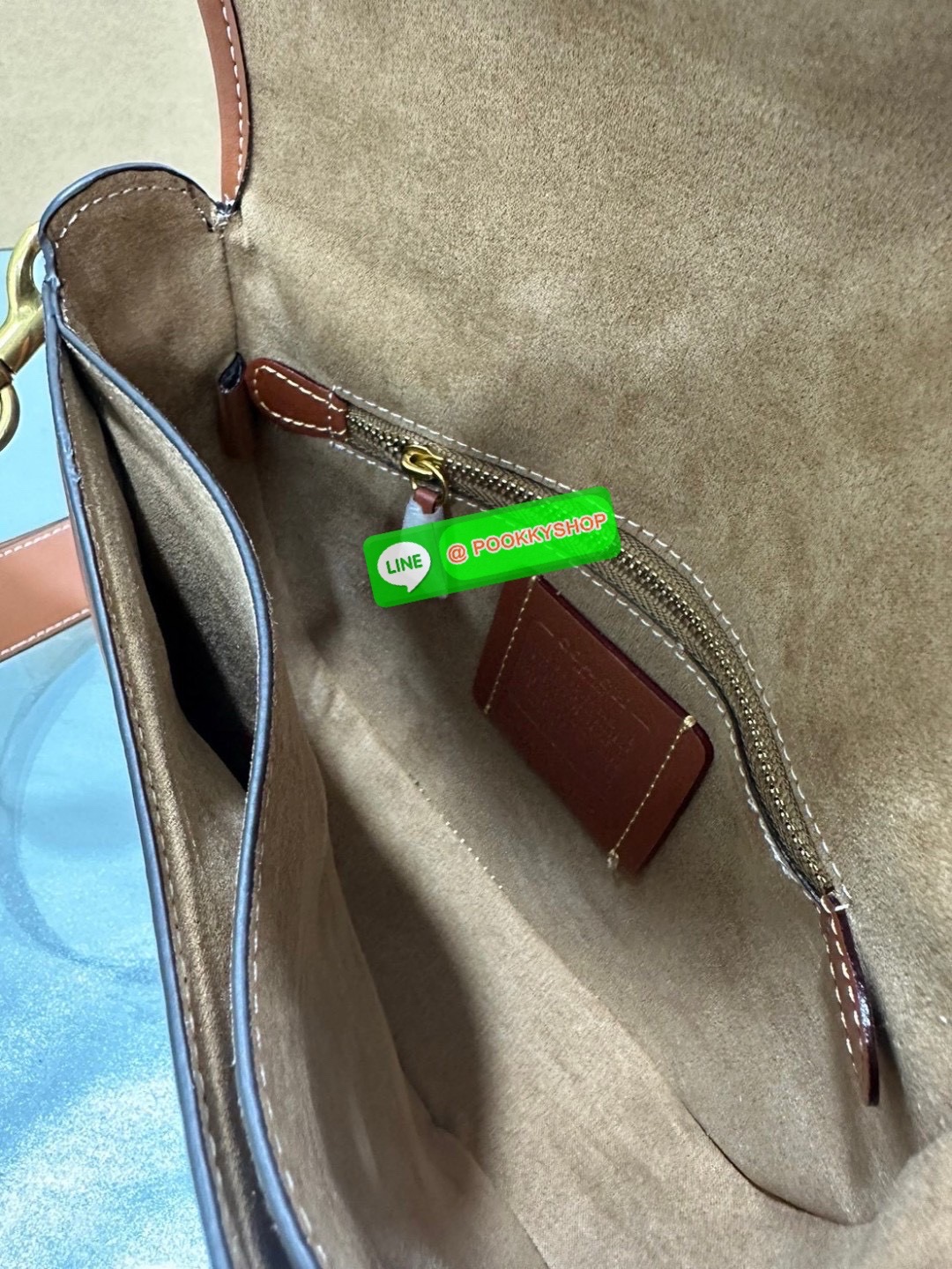 “Elegance in motion.” Coach CR512 Harley Crossbody – กระเป๋าสะพายข้างที่ผสานความหรูหราและความคลาสสิกได้อย่างลงตัว วัสดุคุณภาพเยี่ยม ผสมผสานระหว่างผ้าแคนวาสเคลือบลายซิกเนเจอร์และหนังเรียบ ลาย Horse and Carriage ที่ด้านหน้า เพิ่มความน่ารักและโดดเด่น เหมาะสำ