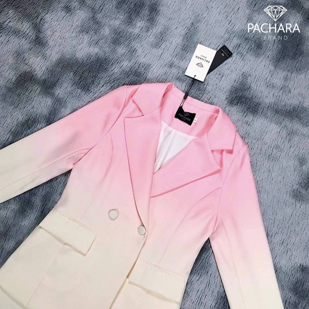 เซ็ต 2 ชิ้น เสื้อสูทแขนยาวไล่สีทูโทนสีชมพูครีม แต่งกระเป๋าสองข้าง เนื้อผ้าหนาอัดกาวอย่างดี แมทช์คู่กับกางเกงขายาวเอวสูงสีครีม งานซิปด้านหลัง มีกระเป๋าสองข้าง รุ่นนี้ใช้ผ้าอย่างดีใส่เป็นทรงสวย แมทช์ง่ายใส่ได้หลายโอกาสเลยนะคะ