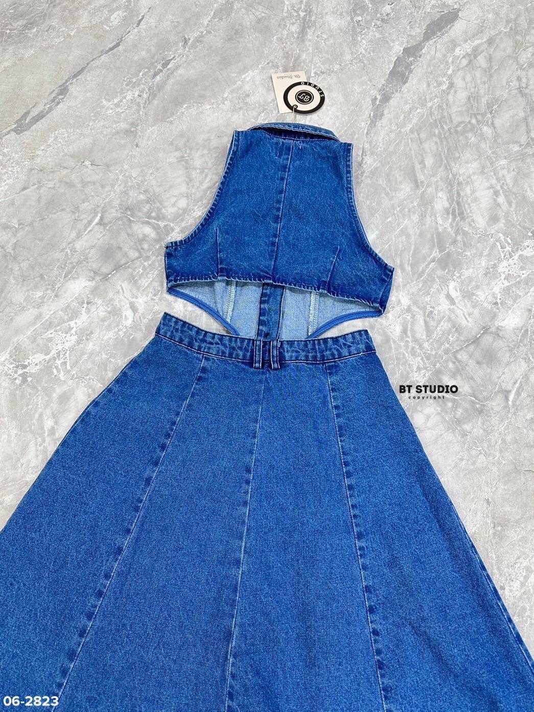 เดรสแฟชั่น เดรสยีนส์แขนกุดคอปกกระดุมหน้า เว้าเอวไปด้านหลัง ผ่าข้างสูงด้านหน้าทั้งสองข้าง