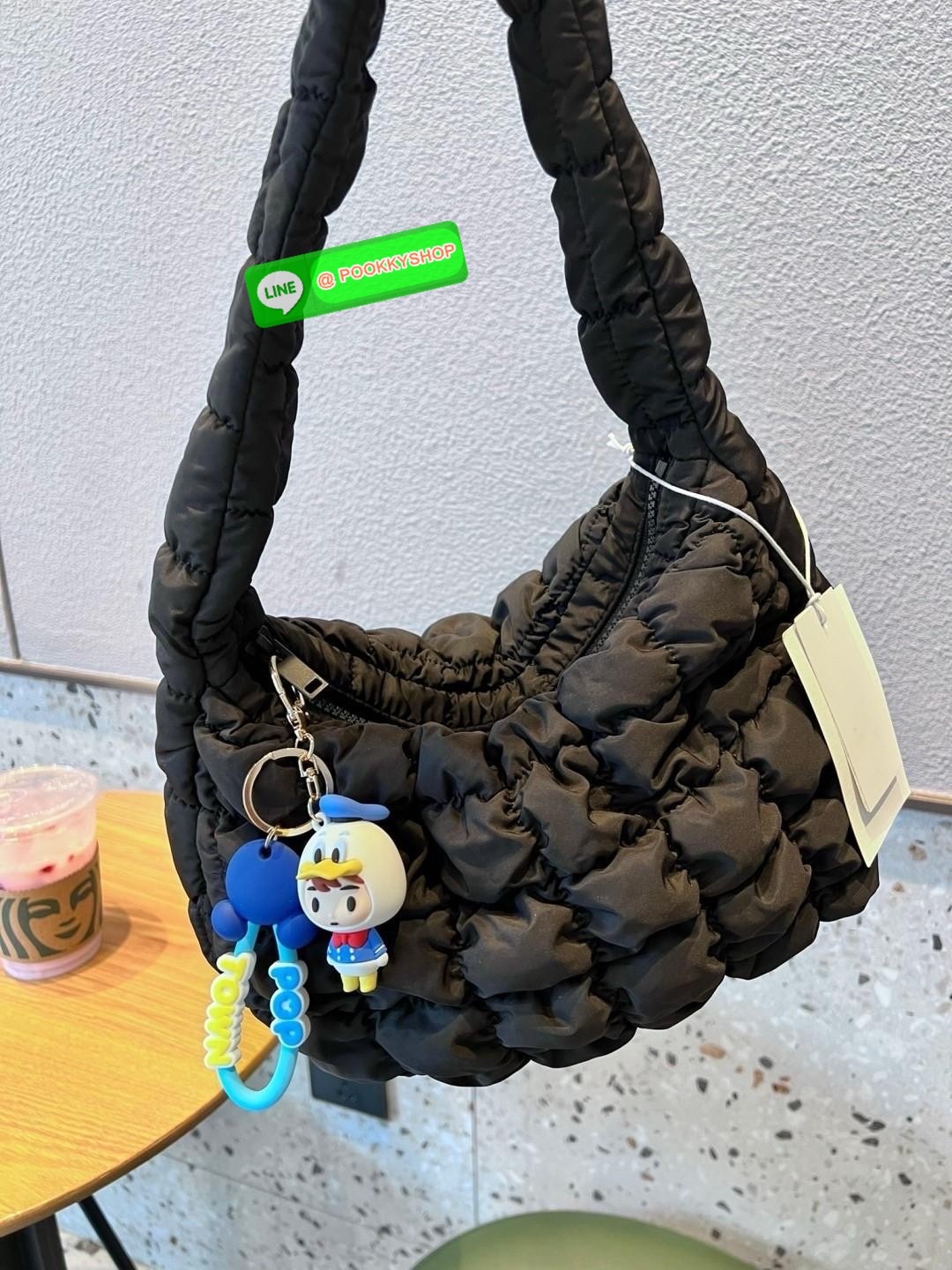 NEW IN!! 📣ล็อตใหม่เข้าแล้ว มาเพิ่มอีก2สีนะคะ อีกหนึ่งรุ่นหนึ่งทรงที่นิยมกันมากทีเดียว ฮิตไม่แผ่ว แต่งตัวเสร็จออกจากบ้านหยิบใบนี้ติดมือได้เลย COS QUILTED MINI BAG BLACK พร้อมส่ง! กระเป๋าจากแบรนด์COS ที่ไม่มีใครไม่รู้จักกัน วัสดุเป็นผ้าร่มแบบนวมนิ่ม