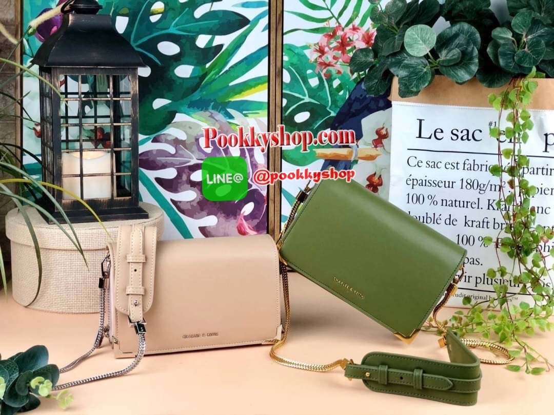 CHARLES & KEITH METAL ACCENT SLING BAG กระเป๋าสะพายวายโซ่ครึ่งหนัง สวยน่ารักมาก😍 ด้านหน้าปั๊มโลโก้แบรนด์ เปิดปิดแบบกระดุมแม่เหล็ก ด้านในมี 3 ช่องใหญ่ เป็นช่องซิปตรงกลาง ตรงช่องซิปสามารถใส่ธนบัตรได้ตามยาวและมีช่องซิปใส่เหรียญ พร้อมกับช่อฃใส่การ์ดได