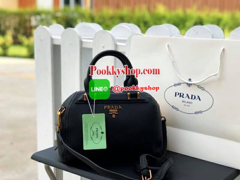 Prada Limited edition กระเป๋าอเนกประสงค์ทรงสวยหนังลายคาเวียร์มีสายยาว เลิศมาก ขนาดกำลังดี ใช้แล้วสวยมากๆ น้ำหนักเบา อะไหล่ทองหรูมาก จุของคุ้ม มี3ช่องหลัก เปิด-ปิดด้วยซิป งานเกินราคารับประกันค่ะ
