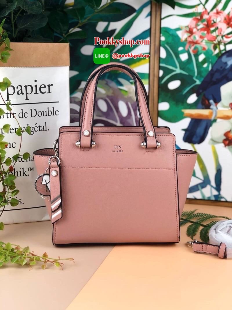 Lyn Handbag กระเป๋าถือ/สะพายวางอยู่ทรง ด้านหน้ามีปั๊มโลโก้แบรนด์ มาพร้อมพวงกุญแจหนังเข้าสีกระเป๋า มีหมุดรองฐานทั้ง 4 มุม หูหิ้วสามารถพับลงได้ เปิดปิดแบบซิป ด้านในมีช่องซิปเล็ก 1 ช่อง สามารถใส่ iPhone plus กระเป๋าเงินใบกลางได้สบายๆค่ะ มีสายสะพายยาวหนังปรับ