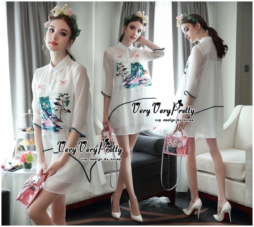 Luxurious White Silk Embroidered Shirt Dress เดรสเชิตงานปักสไตล์วินเทจสวยมากค่ะ งานคอเชิตทรงปล่อยแขนสามส่วน เพิ่มลวดลายให้สวยหรูด้วยงานปักพร้อมเย็บเกล็ดสีเพิ่มความวิ้งสวยให้กับงานปักด้วยนะคะ ตัดต่อผ้าสีดำตัดขอบให้กับแขนและช่วยลำตัวของเดรส เนื้อผ้าซีลล์ผสม