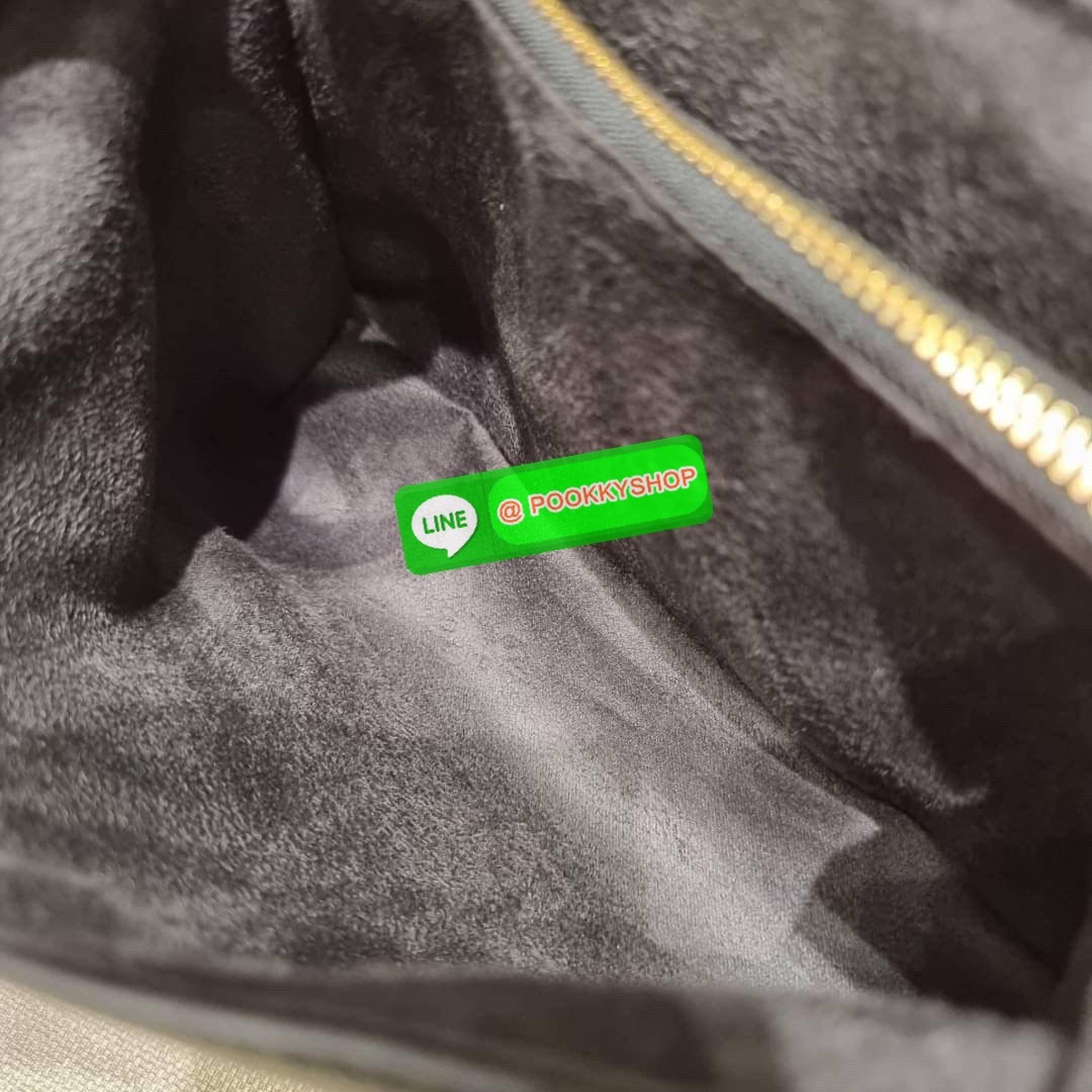 LV MADELEINE BAG ใหม่ล่าสุด อีกหนึ่งรุ่นคลาสสิคหายาก จากเคาน์เตอร์ dutyfree ที่สาวๆรอคอย กระเป๋าถือ/สะพายข้าง ดีไซน์เรียบง่าย แต่เต็มไปด้วยดีเทลความหรู วัสดุหนังวัวปั๊มลายเอกลักษณ์ เปิด‐ปิดด้วยอะไหล่กดล็อคสีทองหรู และมีพวงหนังห้อยพิเศษแถมมาให้ด้วย ภายในแบ