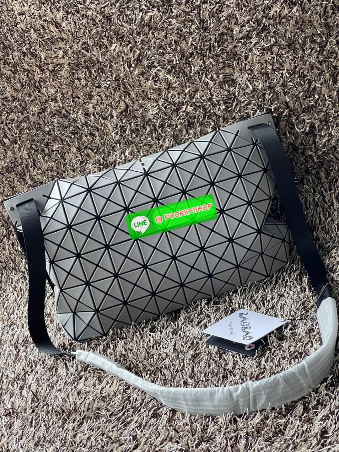 💕Baobao Issey Miyake Prism Sac ชาวมินิมอลทั้งชายและหญิงต้องถูกใจรุ่นนี้ เพราะ Prism Sac เป็นกระเป๋าแบบ unisex ที่มาพร้อมกับความเรียบง่ายของวัสดุเนื้อแมตต์ แต่ให้ลุคสไตล์เท่แบบคูลๆ โดดเด่นด้วยดีไซน์ที่ออกแบบมาให้ใช้งานที่ง่าย ตอบโจทย์ทุกสถานการณ์ฝา