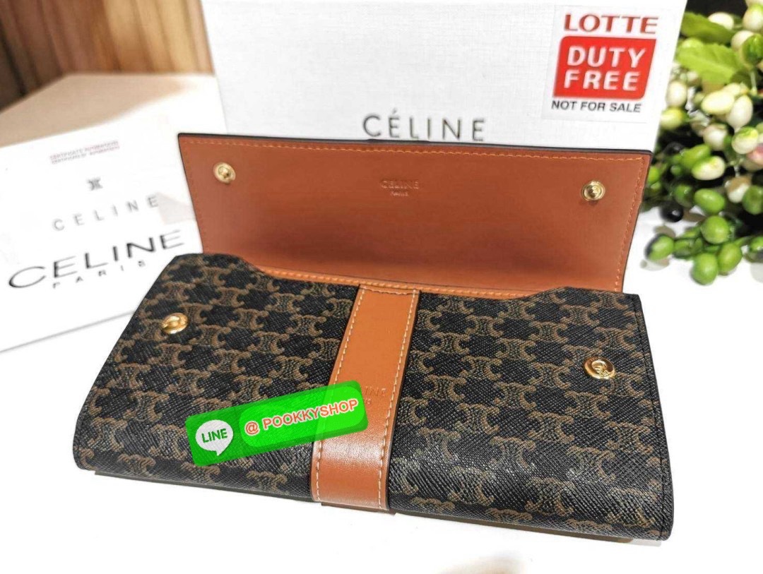 ✴️มาแล้วนะคะ! Don't Miss!✴️CELINE LONG WALLET BAG VIP GIFT WITH PURCHASE-GWP กระเป๋าพรีเมี่ยมกิ๊ฟ Limited จาก CELINE HAUTE PARFUME DUTYFREE COUNTER วัสดุ Triomphe Canvas หนังสวยอยู่ทรงปั้มโลโก้ด้านหน้าเปิดปิดฝาปิดกระดุม ภายในมีช่องใส่บั