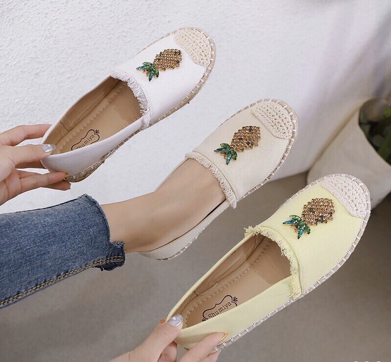 สินค้าขายดี พร้อมส่งค๊าา slip on shoes รองเท้าผ้าใบ slip on so cute งานผ้ายีนส์ ติดอะไหล่สับปะรด พื้นนิ่มมากคะ ใส่สบายจะแมตช์กับกางเกง👖หรือกระโปรง👗ก็ได้ค่ะ แม่ค้าคอนเฟริม ห้ามพลาดเลยจ้าตัวนี้แนะนำ อย่าช้ารีบเลย