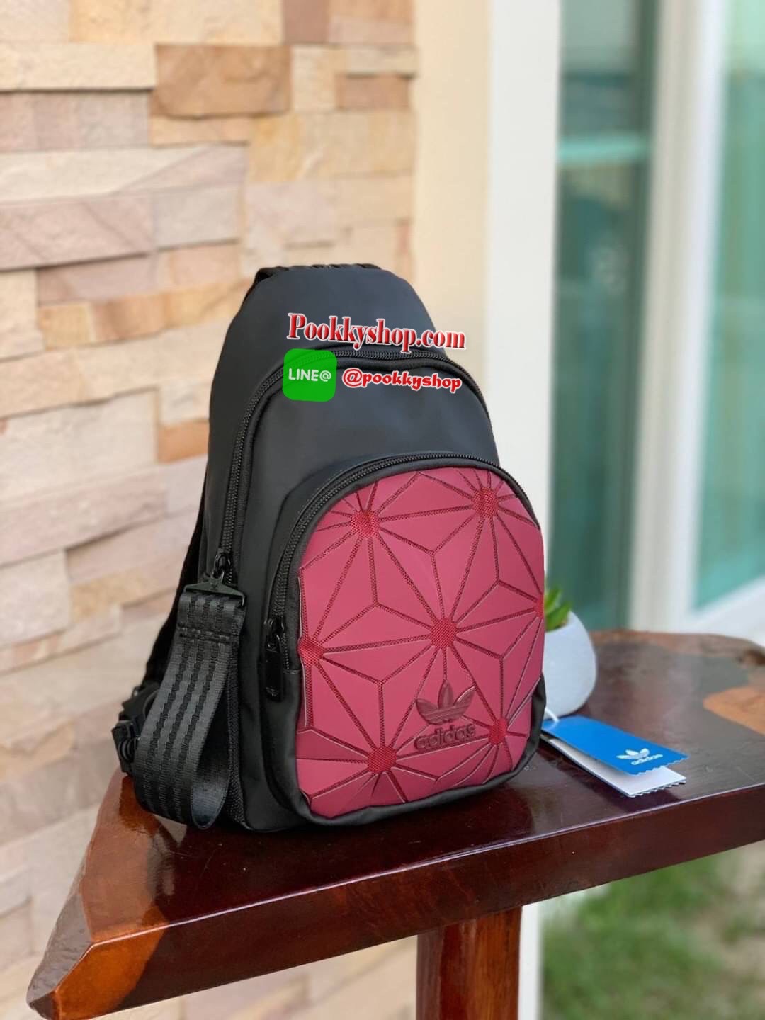 Adidas 3D Expect Originals Bag กระเป๋าสะพายคาดอก ขนาดกลาง ด้านหน้าแต่งดีเทลแบบ3D ในมีช่องแยกใส่มินิไอแพค หรือกระเป๋าสตางค์ทรงยาว มีสายสะพายที่ทันสมัยเป็นสายซิป เพราะนอกจากจะเป็นเป้สะพายแล้ว ยังสามารถนำมาสะพายไหล่ได้ มาในแบบลุคช์สไตล์ลำลองเพื่อให้คุณใช้งาน