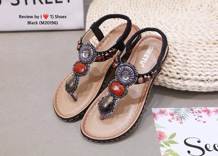 พร้อมส่งรุ่นนี้เกร๋มากบอกเลย รองเท้ารัดส้นนำเข้า ใส่นิ่มสบายมาก พื้นรองเท้าเกาะพื้น ช่วยกันลื่นได้ดี จับแมทกับชุดง่าย ใส่แล้วดูเกร๋ดูน่ารักมากๆ แถมใส่ได้ตลอด ไม่มีเอ้าท์ ของจริงงานดี สวยตรงปกแน่นอน เพราะทางร้านถ่ายรูปจากสินค้าจริง สวยเป๊ะมาก ควรมีไว้เป็นค