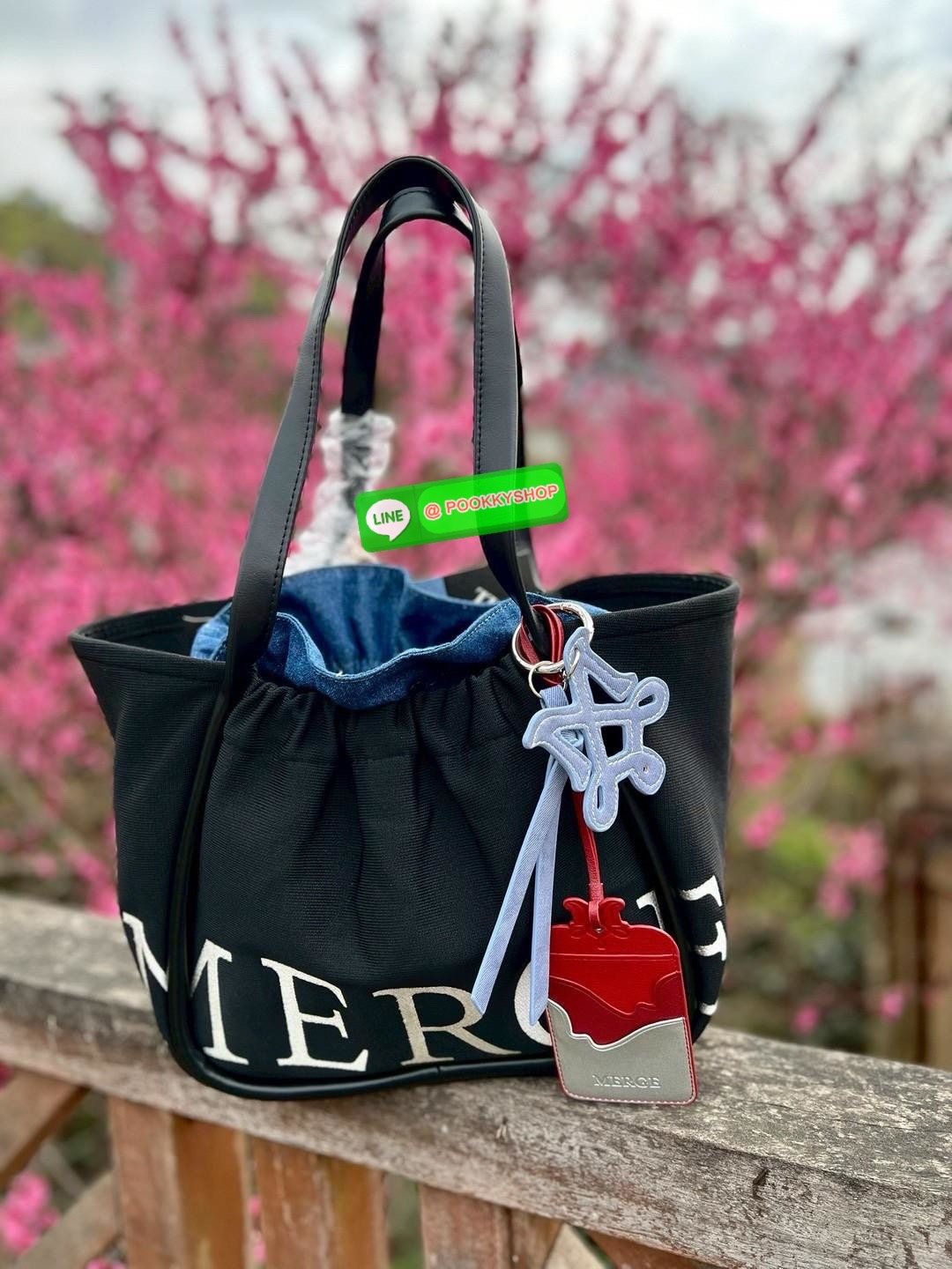 MERGE A DAY MEDIUM BAG 🔖พร้อมส่ง! กระเป๋าหิ้วหรือคล้องไหล่ ทรงสวย วัสดุผ้าทอเทคนิค Flyknit อย่างดี แต่มีน้ำหนักเบา หูหิ้วแบบหนังมีความแข็งแรงในการใช้งานค่ะ ภายในโล่งกว้าง ใส่สัมภาระได้เยอะค่ะ