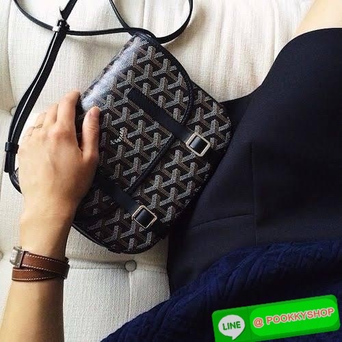 Goyard Belvedere Messenger ถูกออกแบบให้มีน้ำหนักเบาเพื่อความคล่องตัวสามารถใส่สิ่งของ ได้อย่างสบายและถือได้ว่าเหมาะอย่างยิ่ง สำหรับการใส่หลากหลายโอกาสด้วยสายสะพายแบบสะพายข้าง และฝาปิดกระเป๋าทั้งสองฝั่งที่แน่นหนา และยังมีการเพิ่มลูกเล่นด้วย ช่องใส่ของทางด้า