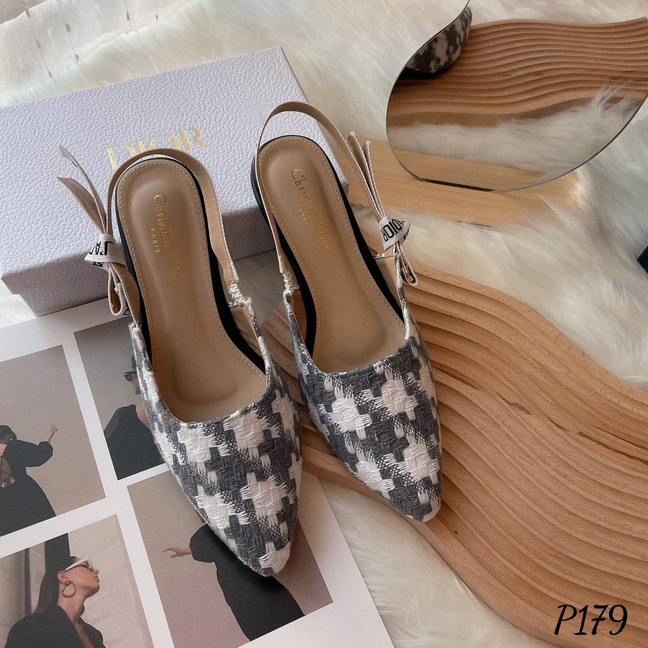 พร้อมส่ง มาใหม่ค่ะ รองเท้าคัทชูทรงหัวแหลม D ior ผ้าทอลาย ชิโนริ ลายใหม่ล่าสุด ตัวสายด้านหลัง เป็นรัดส้นตัดต่อยางยืด ทำให้สวมใส่ง่าย ไม่ขาด แข็งแรง ทรงสวยเก็บหน้าได้ดี ผ้านิ่มซับหนังนิ่มด้านในอีกชั้น คือน่ารักมาก ไม่ไหว เกินต้านสุดๆเลยค๊า