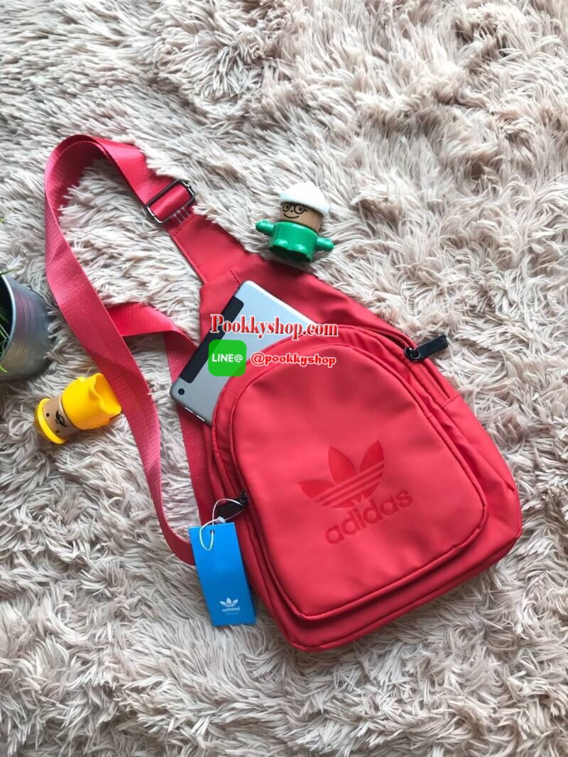Adidas Expect Originals Bag กระเป๋าสะพายคาดอก ขนาดกลาง วัสดุหนังpu หนังนิ่ม กันน้ำได้ ด้านหน้าสกรีนโลโก้แบรนด์ มีช่องซิปใหญ่ใช้งานได้2ช่อง ภายในมีช่องแยกใส่มินิไอแพค หรือกระเป๋าสตางค์ทรงยาว สายสะพายปรับความยาวได้ฟรีไซส์ ใช้ได้ทั้งผู้หญิงและผู้ชายเท่ๆเลยคร