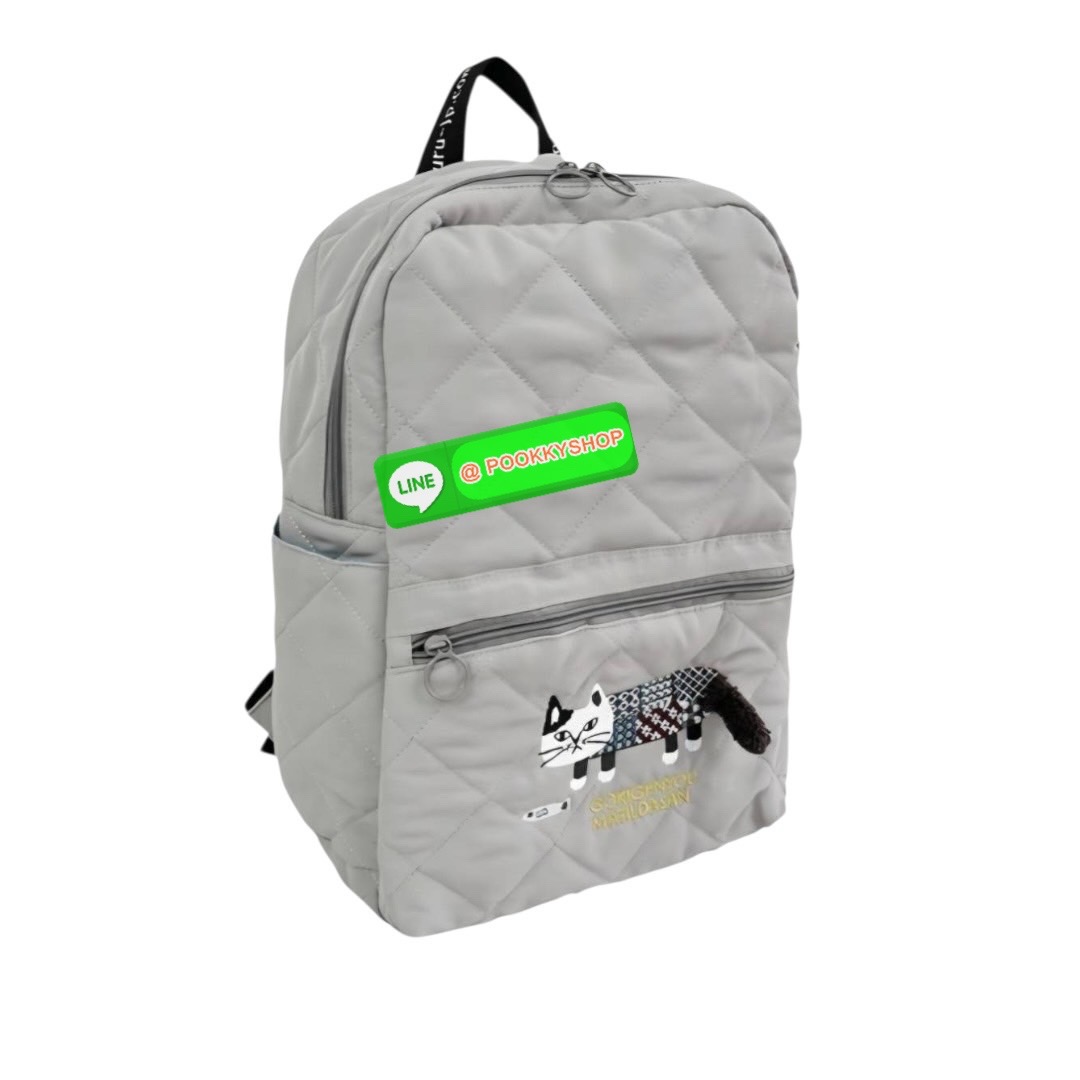 “ New Collection” 2025 Backpack Polyester Cat กระเป๋าควิลท์ใบนี้มีน้ำหนักเบา ใช้งานได้จริง และกันน้ำและคราบสกปรก โดดเด่นด้วยลายปักอันประณีตอันเป็นเอกลักษณ์ของ Matilda บนผ้าควิลท์เนื้อนุ่ม กระเป๋าใบนี้มาพร้อมเทปโลโก้และหูหิ้วพาราคอร์ดเพื่อรูปลักษณ์ที่โดดเด