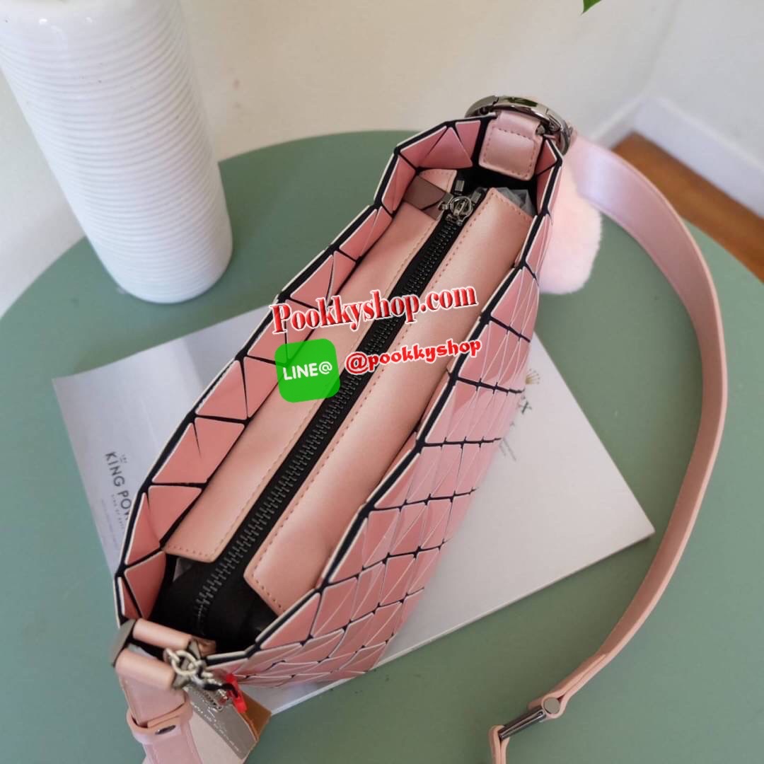 ใหม่ล่าสุด กระเป๋า จากแบรนด์ David Jones กระเป๋าถือ/สะพายข้างดีไซน์เกร๋มาก สีสวยหรูมาก ขนาดกำลังดีเลย น้ำหนักเบามากคะ ภายในมีช่องเก็บของจุกจิกได้ พิเศษ !! แถมน้องกระต่ายขนฟู เข้าset กับกระเป๋าเลยค่า น่ารักมากๆ มีถุงผ้าแบรนด์ให้คะ ใบจริงสวยมากคะ ดีต่อใจ มี