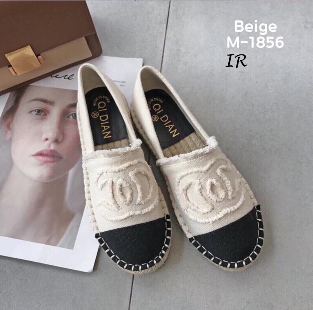 รีพีทแบบขายดีมากรอบ17!!! พร้อมส่ง ใส่เที่ยวหน้าหนาวลุยๆ ชนช้อปเกรดพรีเมี่ยม เสริมลุคไฮคลาสให้กับเรียวเท้าของคุณคุณ คัทชู Style Chanel ทรงเอสพราดิล พื้นปูด้วยเชือกพันปอ ขอบหุ้มเชือกพันปอ ส้นกันลื่น หนา 1.5 ซม. เป็นอีก 1 คู่ที่จะกลายเป็นไอเท็มโปรดสำหรับสาวๆ