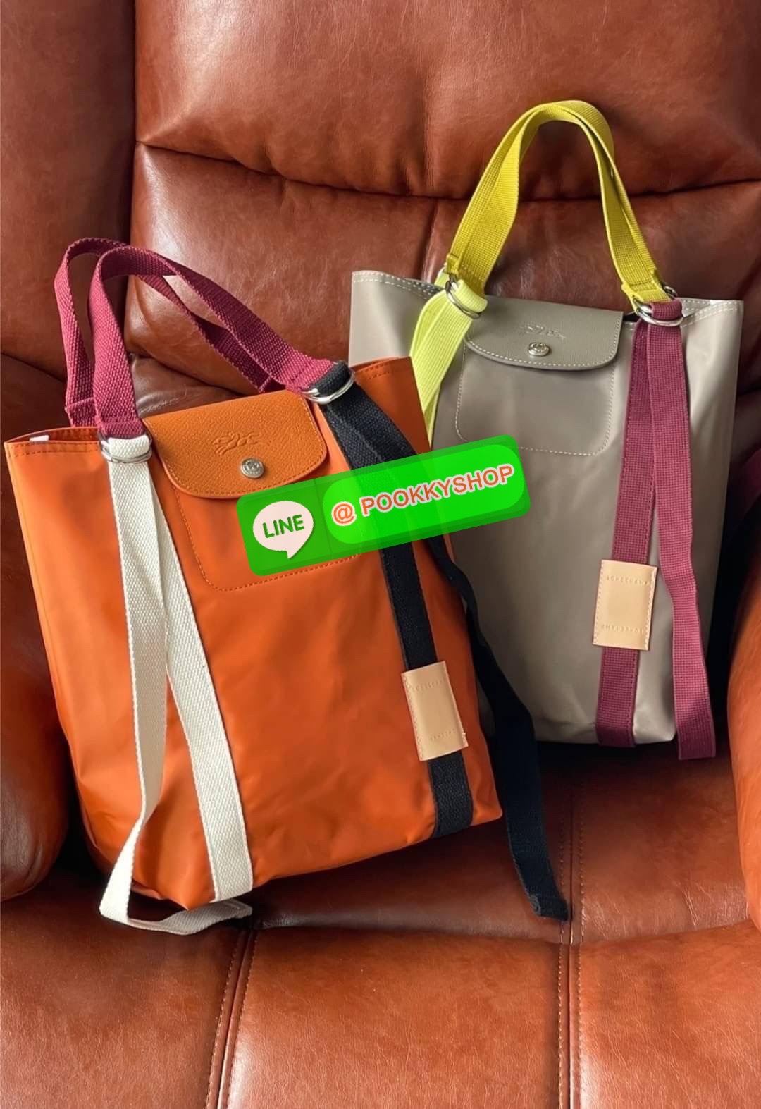 💕LONGCHAMP LE PLIAGE RE-PLAY Tote bag S เป็นอีกรุ่นที่น่าสนใจในการออกแบบ กระเป๋าโท้ทแนวตั้งที่กว้างขวางมีน้ำหนักเบา ใช้งานได้จริง ปิดด้วยกระดุมแป๊กและสามารถถือด้วยมือ สะพายไหล่ และสะพายข้างลำตัว Le Pliage Re-Play เวอร์ชันใหม่นี้ยังคงเติมชีวิตชีวา