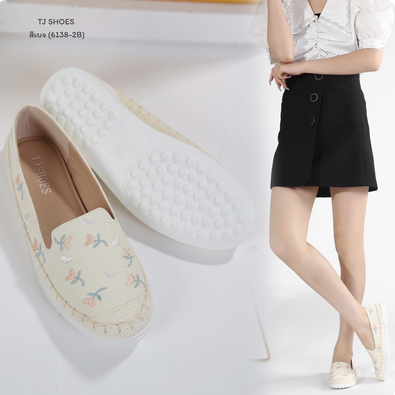 พร้อมส่งแบบใหม่มาแรง รุ่นนี้เป็นงานสั่งทำพิเศษ คุณภาพดีมากๆ - ผ้ารุ่นนี้นิ่ม นิ่มมากนิ่มสุดๆ - พื้นบุนวมนิ่มใส่นุ่มสบายมาก น้ำหนักเบา - ใส่นุ่มเดินทั้งวันได้สบายมากๆ - สวยใส่ง่าย แมทได้กับทุกชุด ใส่ได้ตลอดไม่ตกเทรนด์ - ส้นเกรดพรีเมี่ยมกันลื่นอย่างดี