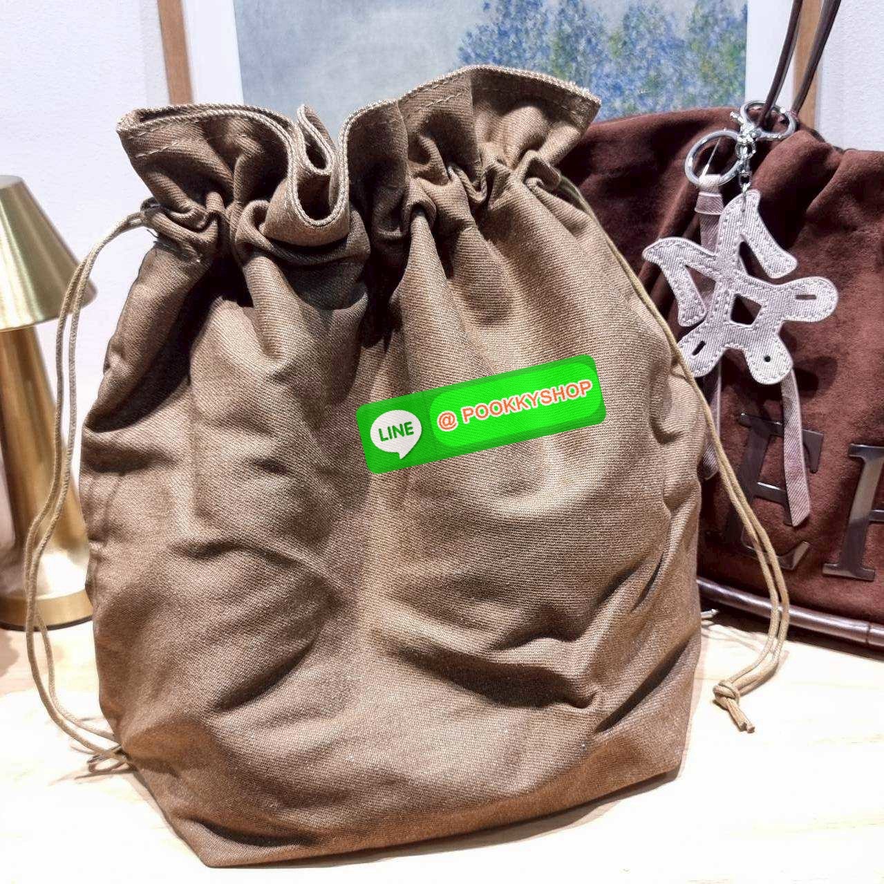 Merge a day bag (medium) 🔆 Details จะกี่รุ่นก็แรงไม่ไหว! กับกระเป๋าสะพายทรงสวย รุ่นผ้ากำมะหยี่ โทนสีน้ำตาลที่กำลังอินมากสำหรับปีนี้ รูปทรงยืดหยุ่น สามารถปรับปีกกระเป๋าเก็บทรงได้ สายสะพายคล้องไหล่ในตัว ภายในมีกระเป๋าผ้าซ้อนให้ ถอดออกได้ (มีอะไหล่เก