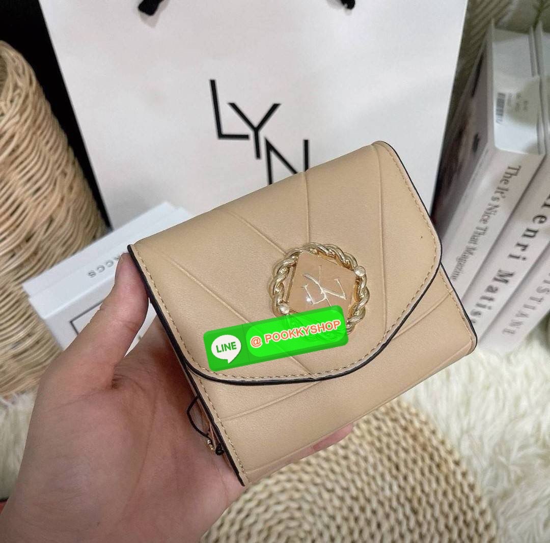 Lyn แท้ Outlet กระเป๋าสตางค์ใบสั้น ด้านหน้ามีโลโก้แบรนด์