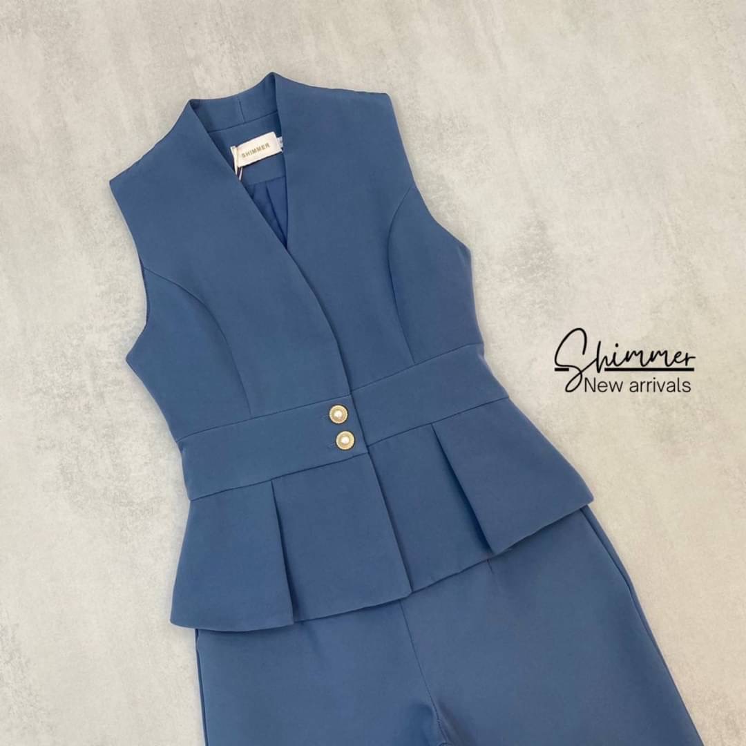 เสื้อทรงยาวงานกระดุมหน้าเก็บซับในทั้งตัวปลายเสื้อจับจีบ แพทเทิร์นสวยเข้ารูป ช่วงอกมีกระดุมกด แมทช์คู่กับกางเกงขายาวกึ่งเดฟ ทรงสวยไม่รัดขาเกินไป เนื้อผ้าพื้นเกรดพรีเมียมทั้งชุด ลุคนี้เสริมบุคลิกผู้สวมใส่ให้สวยเป๊ะ แบบเซเลปแน่นอนค่า