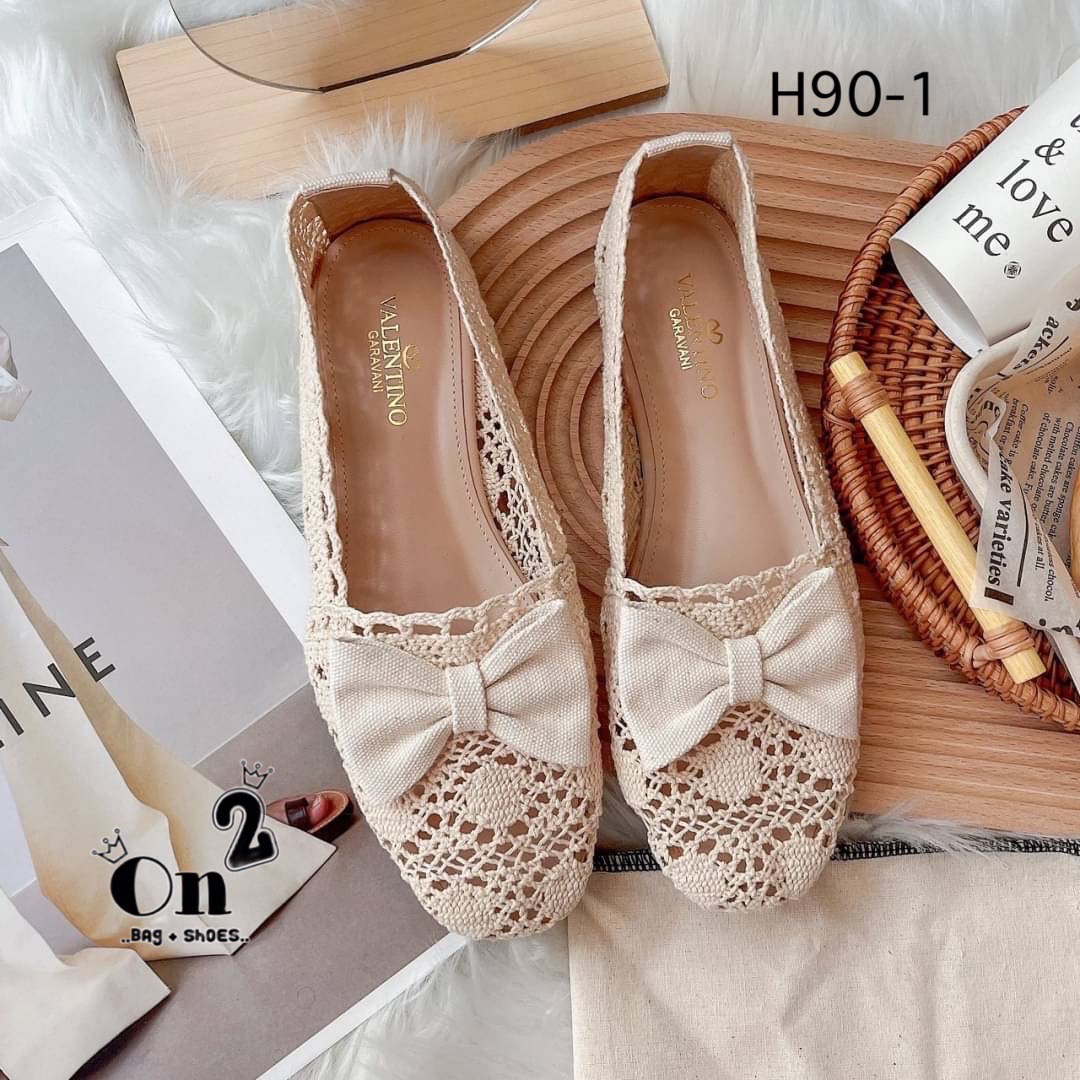 ผ้าใบลูกไม้ Valentino ลูกไม้ตัวใหม่ลายน่ารักประดับโบ สีครีมคลุมโทนใส่เข้าได้กับชุดทุกสี พื้นปั้มแบรนด์งานดีทรงสวยรีบจัดเลยจ้าก่อนหมด