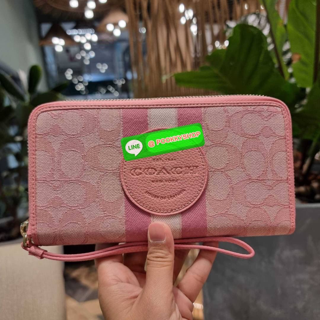 COACH C9073 DEMPSEY LARGE PHONE WALLET IN SIGNATURE JACQUARD WITH STRIPE AND COACH PATCH พร้อมเสิร์ฟความเลิศหรู กับคอลใหม่ล่าสุด กระเป๋าสตางค์ใบยาวกึ่งคล้องมือ สีสุดละมุน ถือใช้คือขับผิวสุด!! วัสดุผ้า jacquard สลับหนัง pepble มาพร้อมสายคล้องมือในตัว กันหล