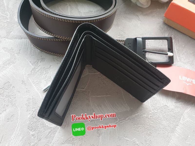 NEW ARRIVAL!! LEVI’S REAL LEATHER BELT & WALLET VALUE PACK ซื้อ1ได้ถึง2ใบ! เซทสุดคุ้ม! ได้ทั้งกระเป๋าสตางค์พับสองตอนและเข็มขัด วัสดุหนังวัวแท้ กระเป๋าสตางค์ปั้มโลโก้ด้านหน้า ภายในมีช่องใส่บัตร ช่องใส่ธนบัตร 2 ช่อง แยกเป็นสัดส่วน เข็มขัดด้านหนึ่งสีดำอีกด้า