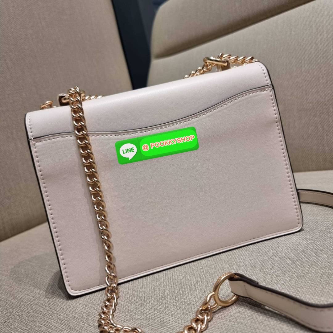COACH C2858 KLARE CROSSBODY WITH DAISY EMBROIDERY ดอกเดซี่ฮิตไม่หยุดยั้ง!! ขายดิบขายดีทุกคอลเลคชั่น รอบนี้มาให้ได้ใช้งานง่ายกว่าเดิม กับกระเป๋าสะพายข้าง โทนสีละมุนลูกคุณหนู ดีไซน์ปักดอกเดซี่เพิ่มลูกเล่น ให้มีสีสัน วัสดุหนังแท้เต็มใบ สายสะพายโซ่สลับหนัง สะ
