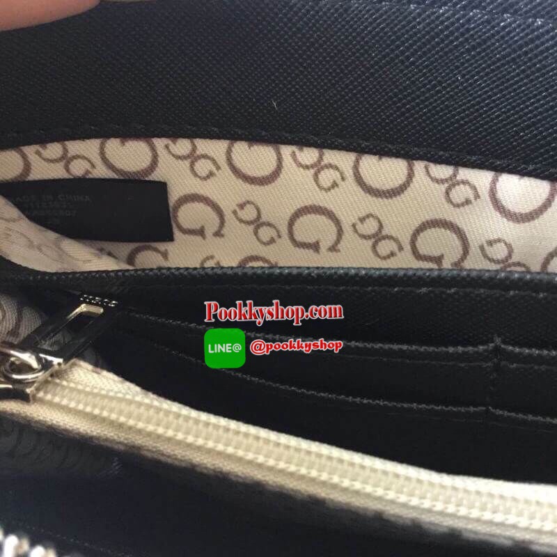 Guess Wallet Baldwinpark bag กระเป๋าสตางค์ใบยาวจาก GUESS วัสดุ Saffiano PVC คุณภาพดี น้ำหนักเบา ด้านหน้าประดับด้วยโลโก้แบรนด์สุดหรู เปิดปิดกระเป๋าด้วยซิปรอบสะดวกใช้ ภายในมีช่องซิปสำหรับใส่เหรียญ มีช่องใส่บัตรหลายช่อง หัวซิปปั้มแบรนด์ สามารถใส่มือถือ iphon