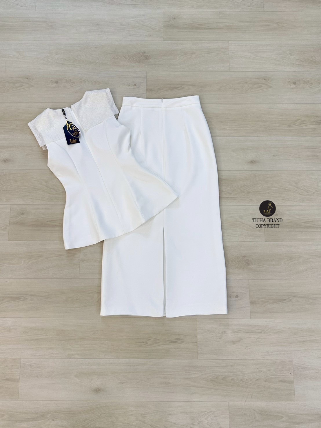 ชุดเซทแฟชั่นSet 2 ชิ้น เสื้อ+ กระโปรงยาว เสื้อแขนกุดสีขาวมีปกเสื้อแบบมีเท็กซ์เจอร์และแต่งอ่ะไหล่สีทอง
