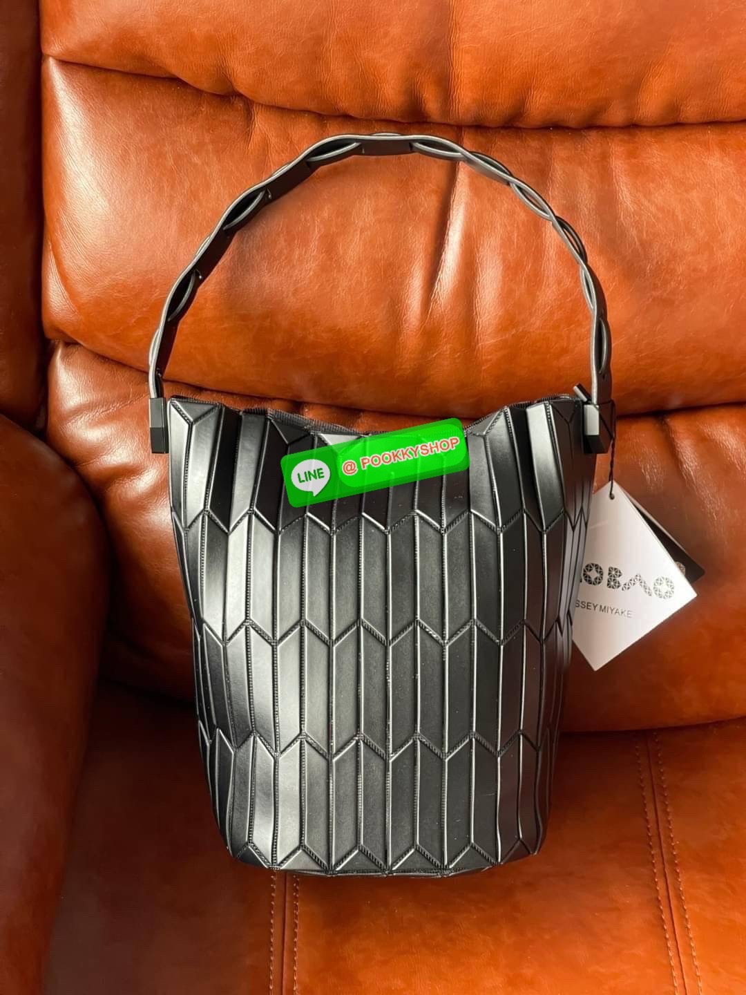 💕Baobao Issey Miyake Large Bucket กระเป๋าบัคเก็ตขนาดใหญ่สามารถใช้ใส่ร่มพับได้หรือขวดน้ำขนาดเล็กได้ ซีรีย์ใหม่นี้มีจุดเด่นที่แผ่นรูปทรงสี่เหลี่ยมด้านขนานในแนวตั้ง เกิดเป็นรูปทรงสามมิติซึ่งแตกต่างไปจากรูปทรงที่เกิดขึ้นจากแผ่นสามเหลี่ยม หูหิ้วสามารถข
