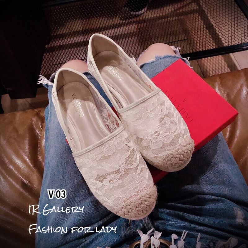 รีพีทแบบขายดี!!! พร้อมส่ง วั้ยตายแล้วววว แจ่มอะไรเบอร์นี้ แนะนำเลยค่าสาวๆ คัทชูลูกไม้ Style Valentino งานสวเกรดพรีเมี่ยม พื้นตีแบรนด์ รุ่นฮอตตลอดกาลไม่มีตกเทรนด์ ไม่อยากให้สาวๆพลาดเลยค่า